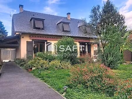 maison de ville traditionnelle avec 4 chambres et un grand garage.