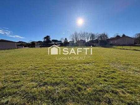 terrain plat de 932 m² borné  tout-à-l'égout