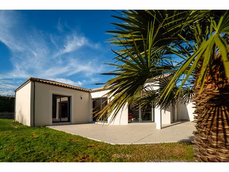 aubigny (85430)  maison contemporaine plain-pied  4 chambres  733 m² jardin