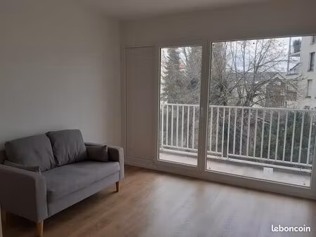 studio meublé - 605 e cc