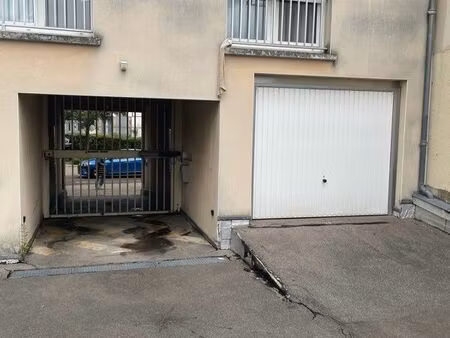 parking privé devant la gare sncf