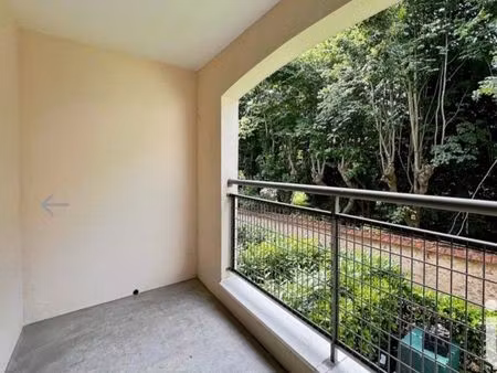 grand studio meublé 32m2 - coin chambre et balcon