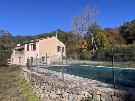 maison avec quatre chambres et piscine