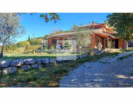 maison ossature bois dans un cadre verdoyant