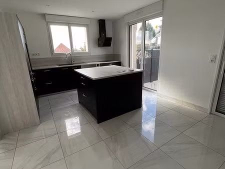 maison composée de 2 niveaux + 1 sous sol et espace extérieur