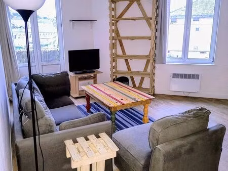 t2 rénové  vendu loué et meublé – emplacement gare – balcon & ascenseur