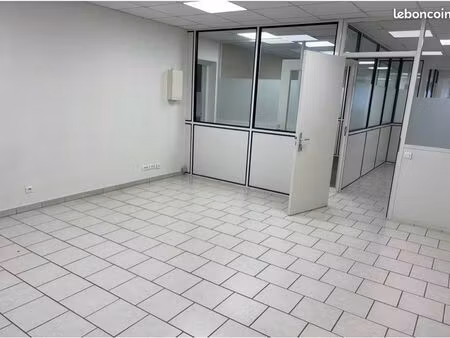 différents locaux commerciaux avec bureaux et stockage