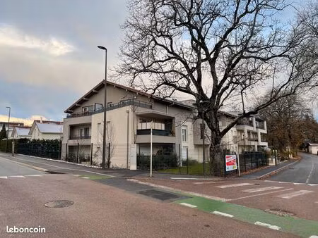 place de stationnement proche douane de matégnin