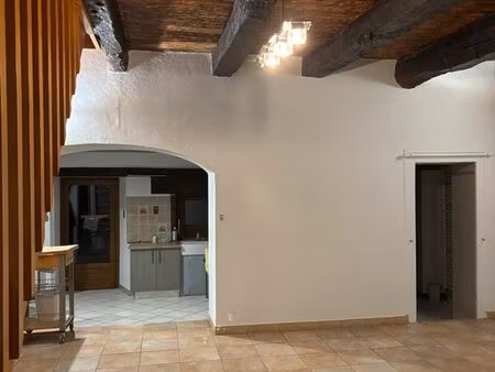 maison en pierre avec une grange attenante