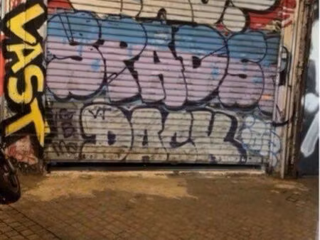 affaire a saisir boutique en plein milieu du marché de clignancourt