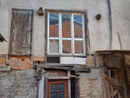 grange et cour extérieure