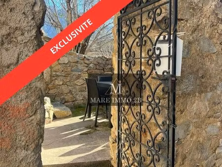 maison de village avec de beaux extérieurs