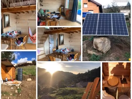maison en bois sur pilotis autonome en énergie
