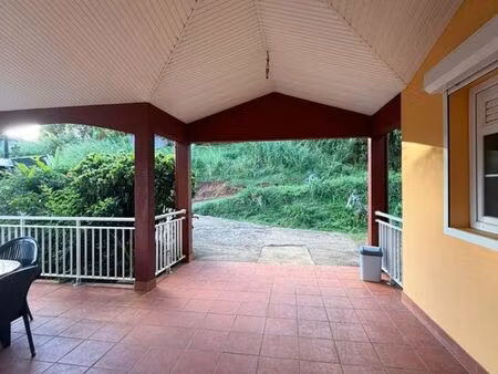 à louer haut de villa ste luce epinay