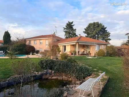 belle maison familiale d'environ 240 m² avec piscine sur un terrain de 1 500 m²