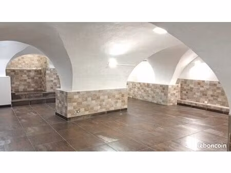 magnifique local en voutes dans rue pietonne ajaccio