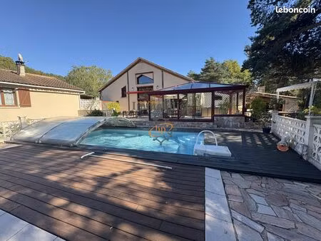 propriété 7 pièces 284 m²