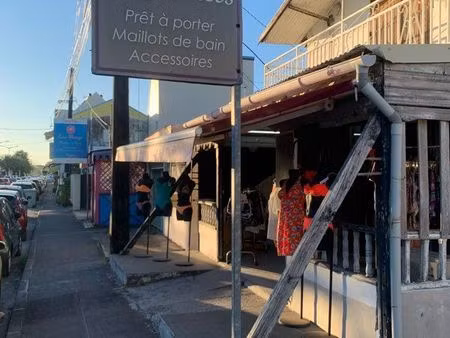 fond de commerce dans le bourg de sainte anne