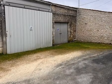 un grand hangar pour stockage