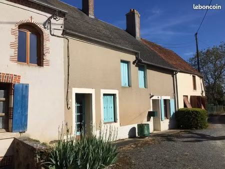 maison de village mitoyenne avec jardin dans cour privative avec grande grange et atelier 