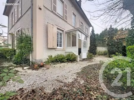 maison 8 pièces 261 m²