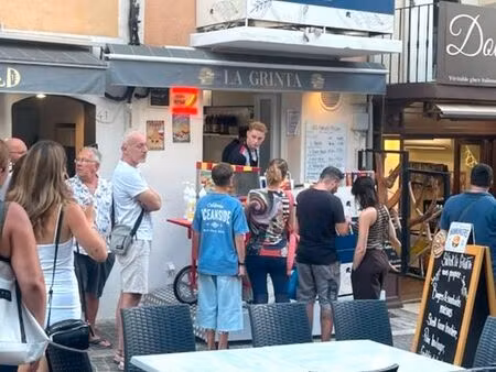 bail a céder  local restauration  ville thermal  en plein centre  rue piétonne emplacement