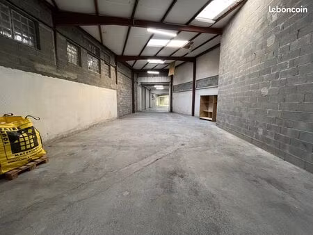 aurillac – immeuble professionnel 1 180 m² pour activité structurée avec logistique intégr