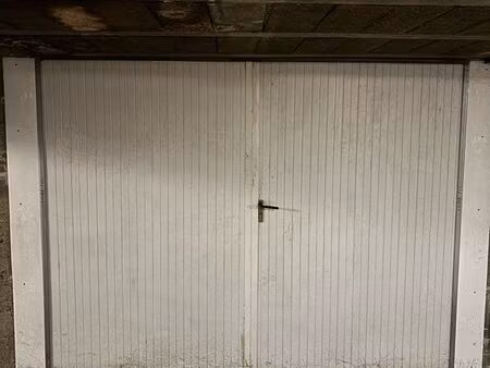 loue garage dans une résidence