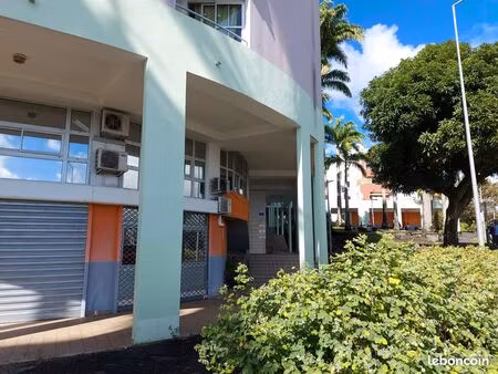 rare a louer local de 222.80 m² en face gare routière de saint benoit