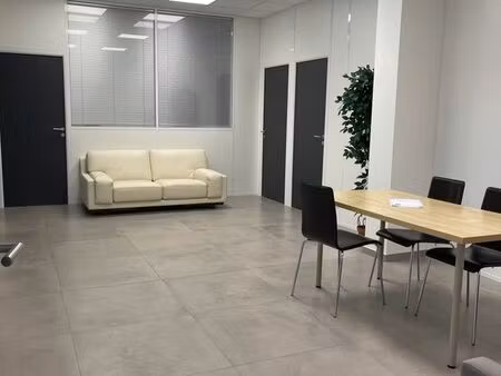 bureaux à louer de 20 m² + espaces communs 95 m² : 675