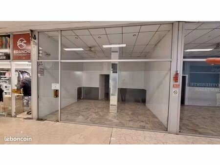 a louer directement propietaire local 33 m2 + mezanine  centre commercial araucaria  40 av
