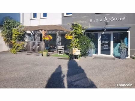 à grignan loue grand local commercial avec extérieur