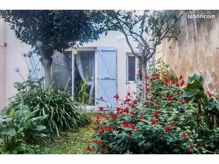 rare – maison de ville avec jardin arboré – 39 m² – centre rochefort