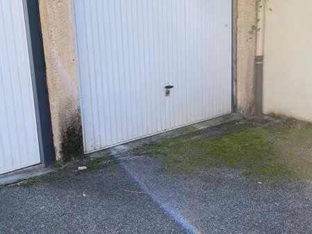 garage fermé près du stade des alpes