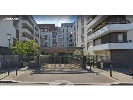 parking - front populaire m12 - proche 18 ardt