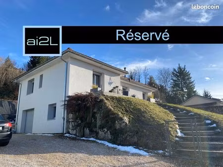 maison avec terrasses et terrain  proche de toutes commodités  centre et lacs