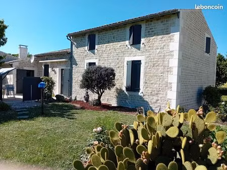 charentaise de charme entièrement rénovée à vendre en viager occupé