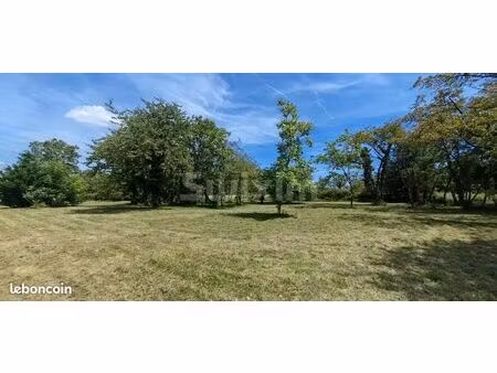 terrain 2104 m² champvans
