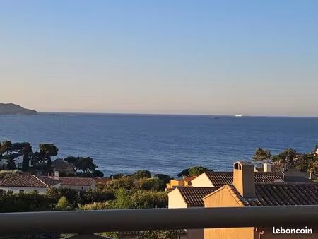 appartement à carqueiranne .terrasse avec vue mer.entièrement rénovée