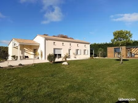 maison récente style charentaise