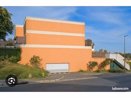 place de parking sécurisée couverte dans résidence