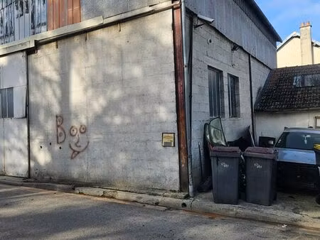 trois bâtiments et un parking