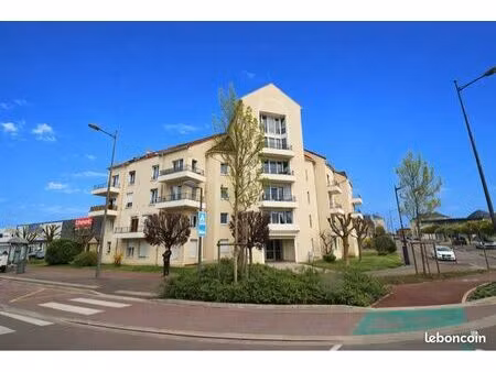 local professionnel equipé avec parking privatif