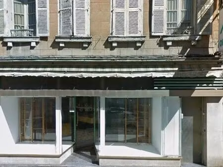 appartement de 111 m² avec local commercial de 98 m²  garage et cour privative