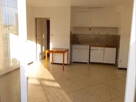 type 2 avec balcon et parking