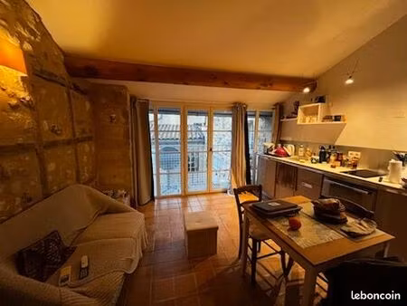 t1 de charme meublé dans le centre de saint restitut