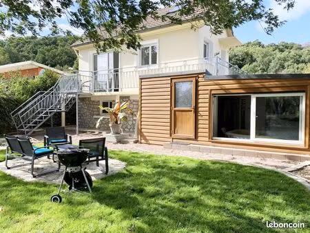 maison avec spa et bord d'eau