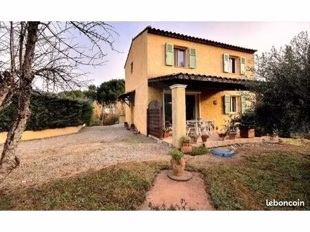 maison dans quartier résidentiel