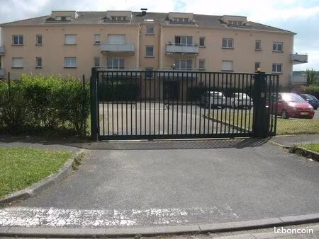 tres beau f2 meuble dans residence recherchee et securisee tres bon etat