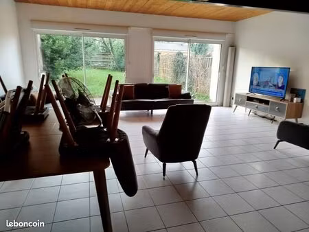 maison de 115 m2  3 chambres  jardin et garage  proche commerces et transports